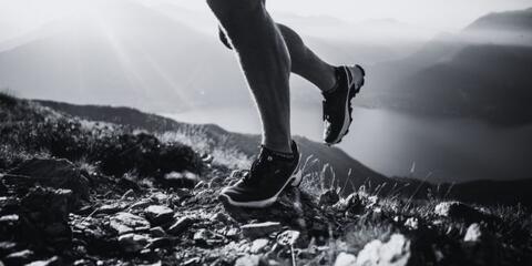 Løpesko er ikke lenger bare et enkelt valg. Hver modell kan ha små, men viktige endringer fra år til år, og skoens egenskaper – som støtte, demping, respons og vekt – kan variere mye. det gjør det vanskelig for mange å vite hvilken sko som vil gi riktig støtte og komfort for nettopp deres føtter og løpestil. Det har seg slik at det er svært individuelt hvordan skoen vil sitte på akkurat din sko, og derfor nødvendig å ikke hele tiden følge kameratens valg, men prøve før kjøp slik at du unngår bomkjøp og negativ opplevelse i treningen.